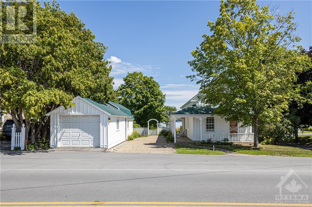 17 Main Street E, Westport, Ontario  K0G 1X0 - Photo 2 - 1351633