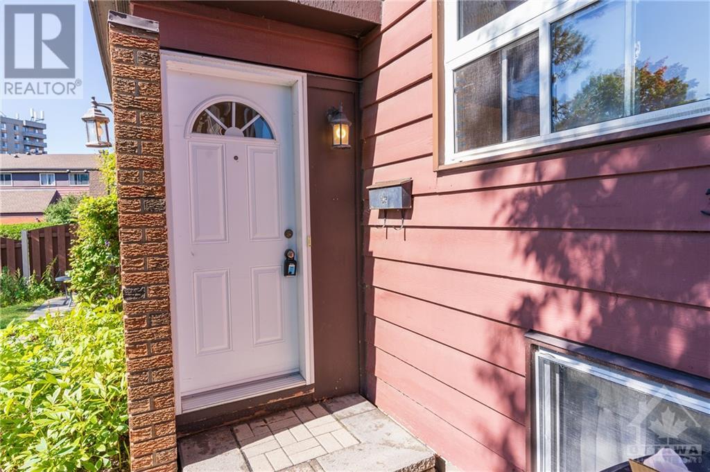 3 Banner Road Unit#e, Ottawa, Ontario  K2H 8T3 - Photo 2 - 1360513