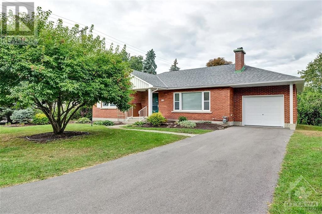 255 FAIRCREST DRIVE, ottawa, Ontario