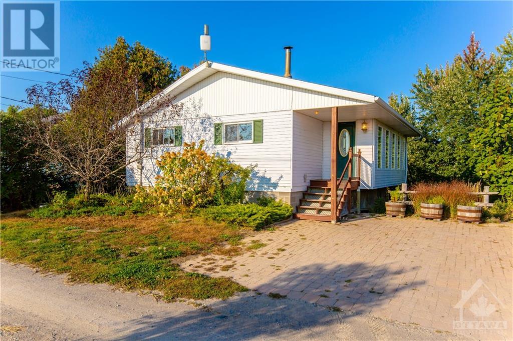 64 ROSSEL TRAIL, cobden, Ontario