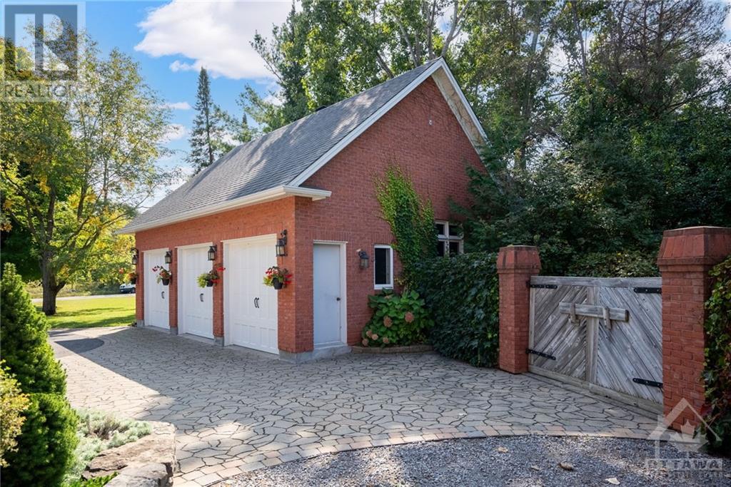 18 Marchbrook Circle, Ottawa, Ontario  K2W 1A1 - Photo 4 - 1362209