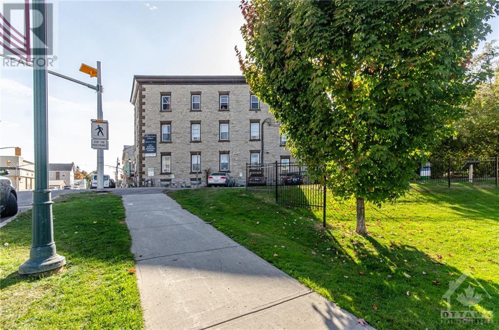 42 Bridge Street, Almonte, Ontario  K0A 1A0 - Photo 2 - 1363277