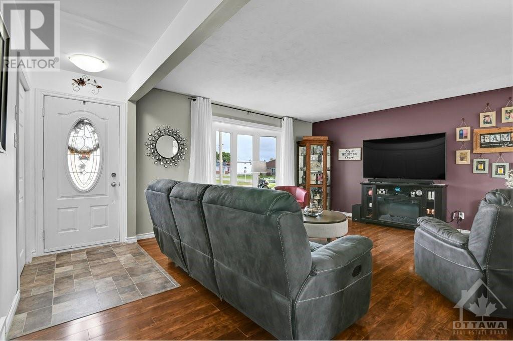 43 Fifth Street E, Morrisburg, Ontario  K0C 1X0 - Photo 2 - 1363799