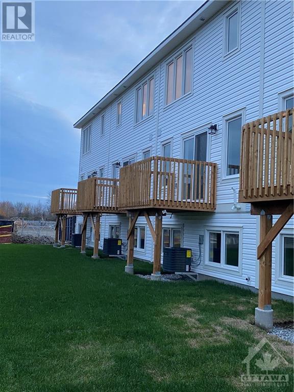 13 Whitcomb Crescent, Smiths Falls, Ontario  K7A 0A2 - Photo 2 - 1366916