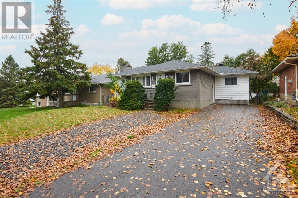 702 Roanoke Street, Ottawa, Ontario  K1K 2G4 - Photo 2 - 1366801
