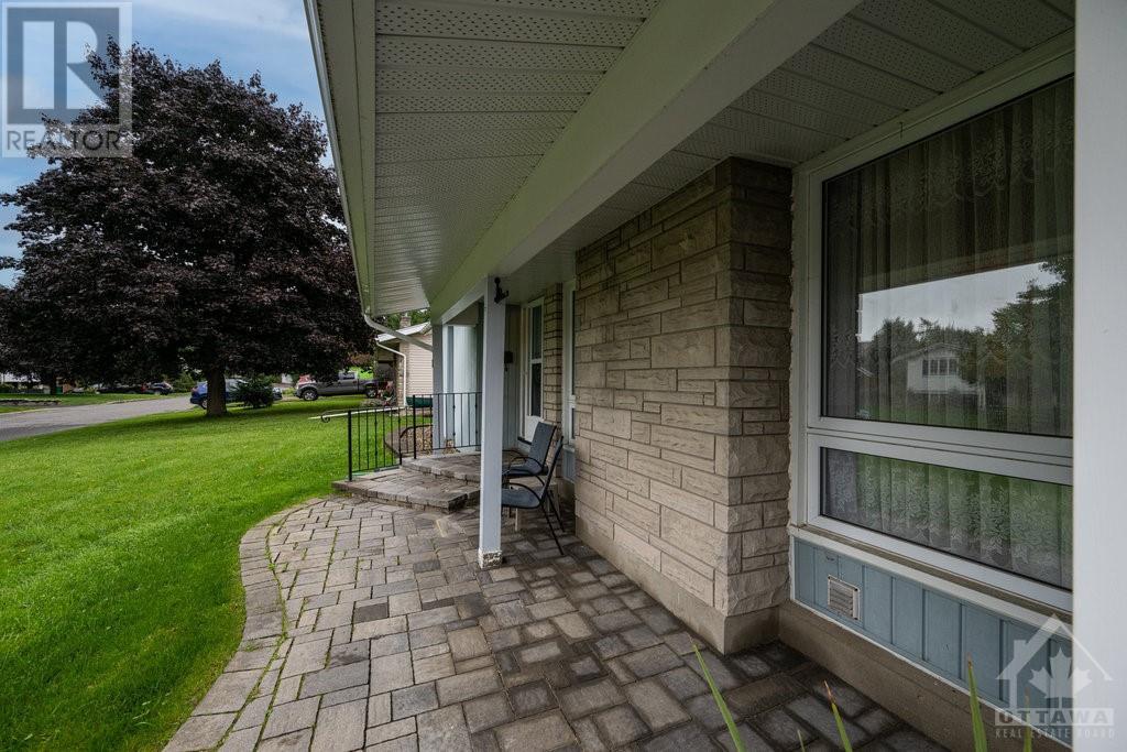 8 Barnes Crescent, Nepean, Ontario  K2H 7C2 - Photo 3 - 1367558