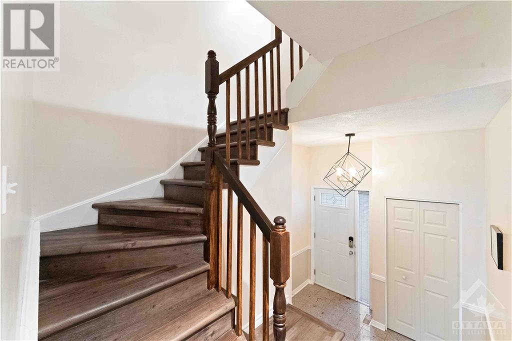 2 Gillespie Crescent, Ottawa, Ontario  K1V 9X8 - Photo 3 - 1367419