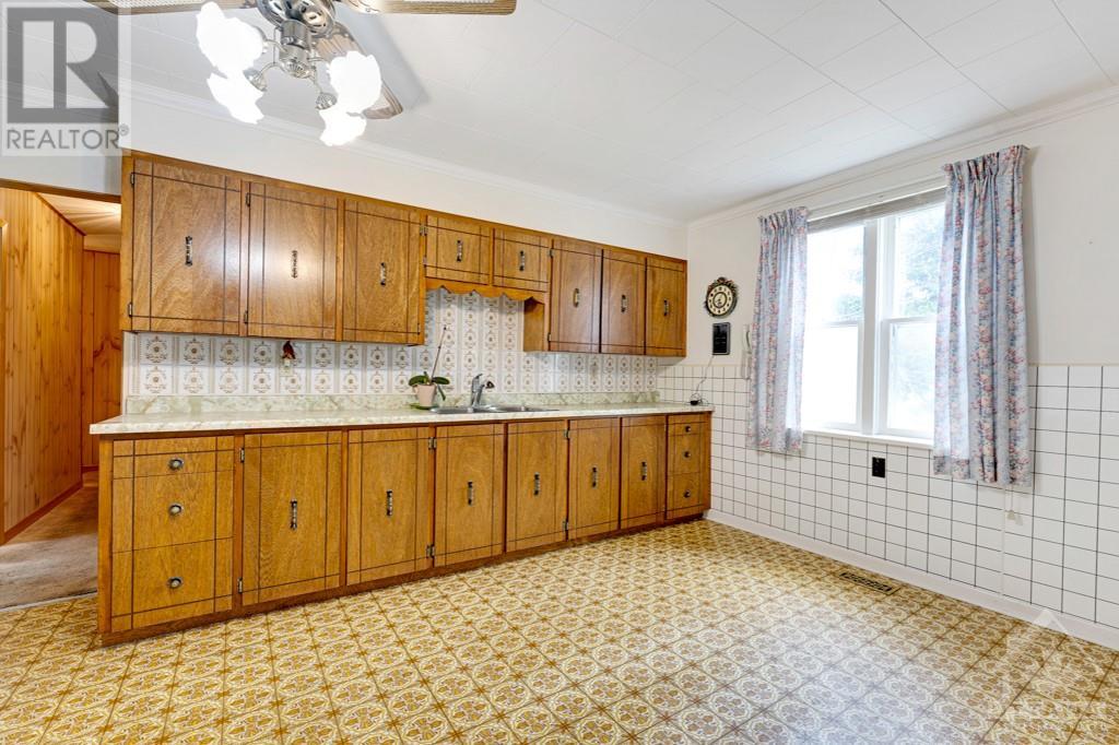 647 Van Buren Street, Kemptville, Ontario  K0G 1J0 - Photo 9 - 1367354