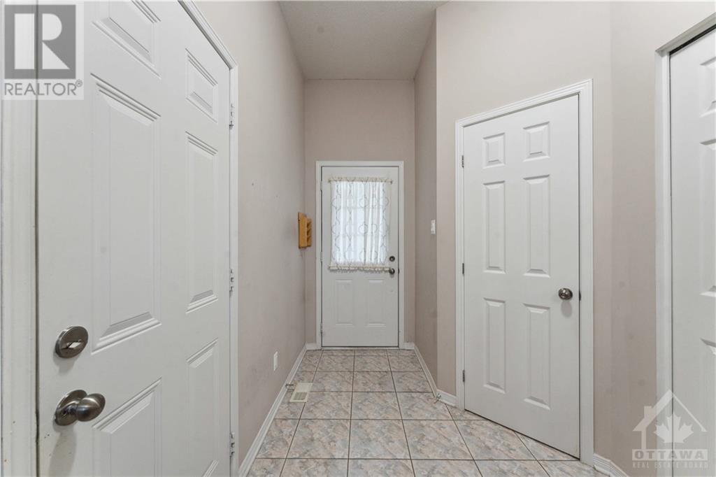 206 Macoun Circle, Ottawa, Ontario  K1T 0H9 - Photo 2 - 1369941