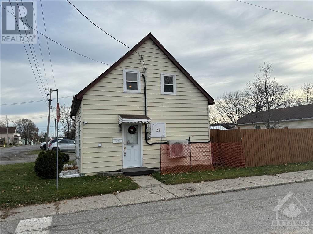 37 Thomas Street, Smiths Falls, Ontario  K7A 3E3 - Photo 1 - 1370668