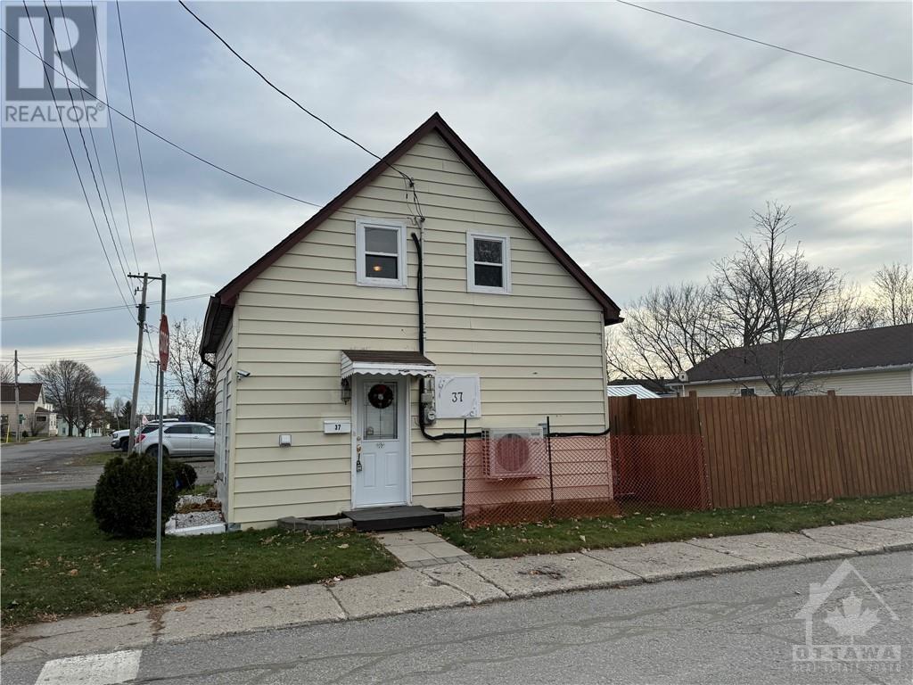 37 Thomas Street, Smiths Falls, Ontario  K7A 3E3 - Photo 2 - 1370668